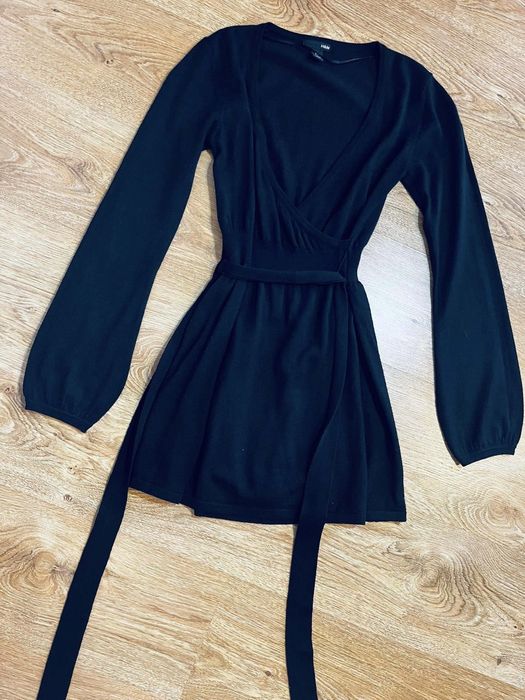 Sukienka h&m xs 34 swetrowa sweterkowa dekolt w serek v czarna