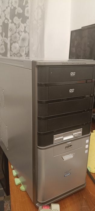 Komputer stacjonarny z monitorem