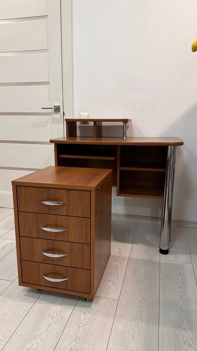 Стіл письмовий , компактний, тумба на коліщатах.Гарний стан.