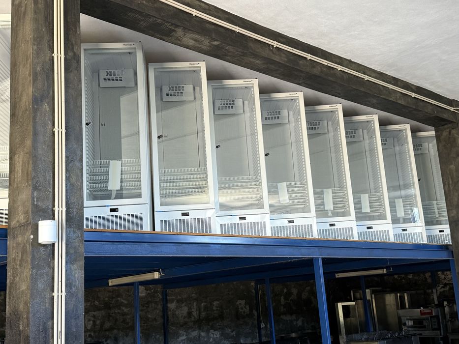 Vitrines verticais /Armarios NOVOS