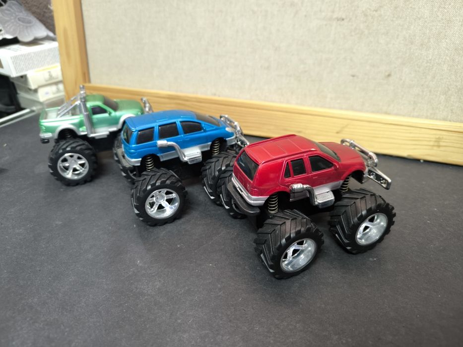 Lote 3 Miniaturas Monster Trucks – Suspensão Ativa
Conjunto de Jipes O