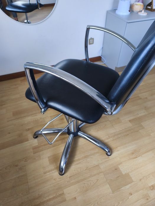 Cadeira com lavatório de brinde