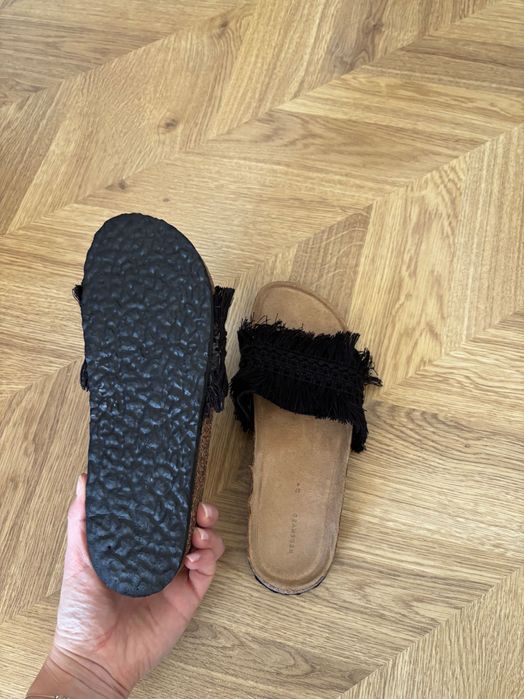 Klapki z czarnymi frędzelkami stan idealny