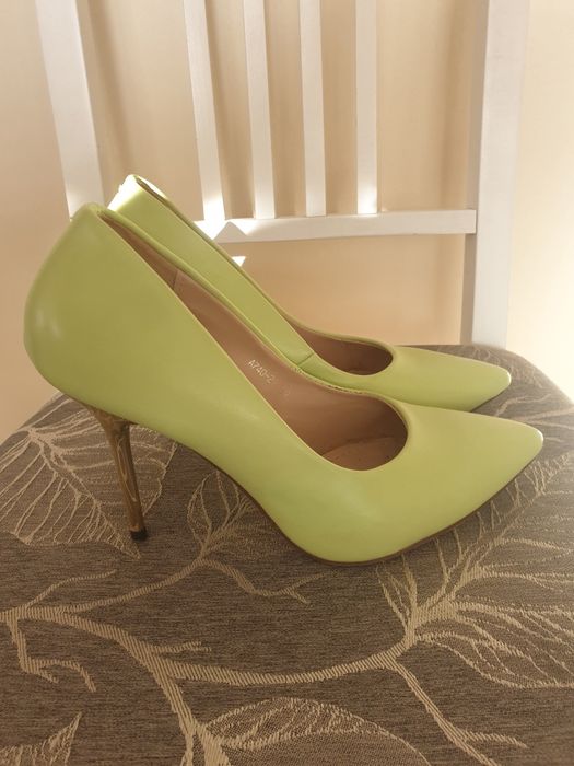 Buty na złotej szpilce