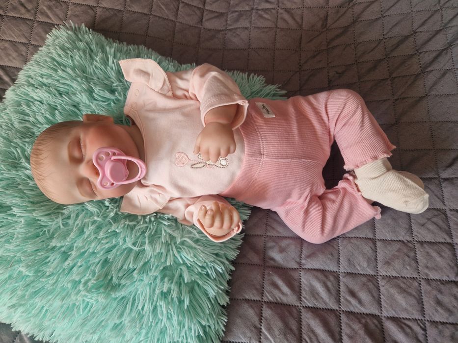 Lalka jak żywa dziewczynka