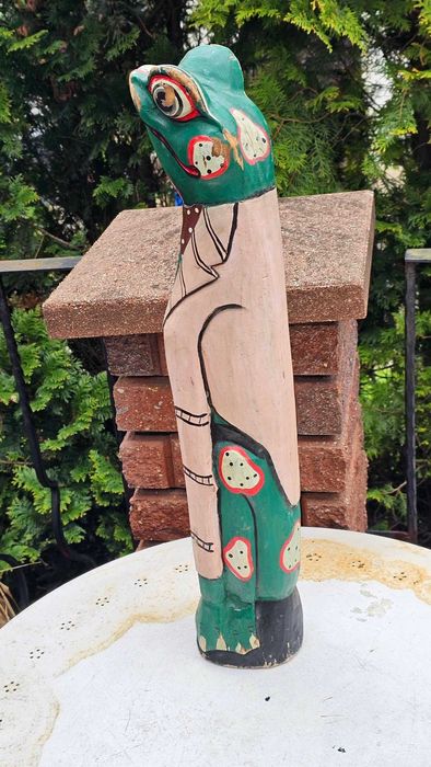 Drewniana afrykańska figurka rzeźbiona,żaba,wys.61,5 cm.