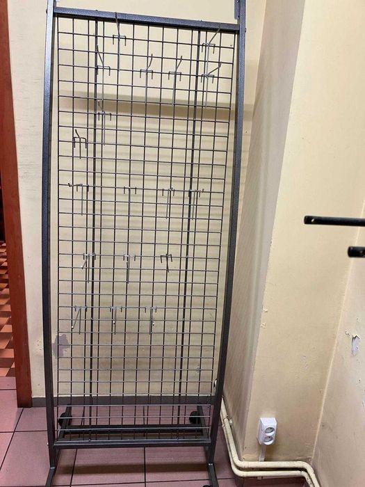 Stojak na kółkach na skarpety lub bieliznę - wyposażenie sklepu