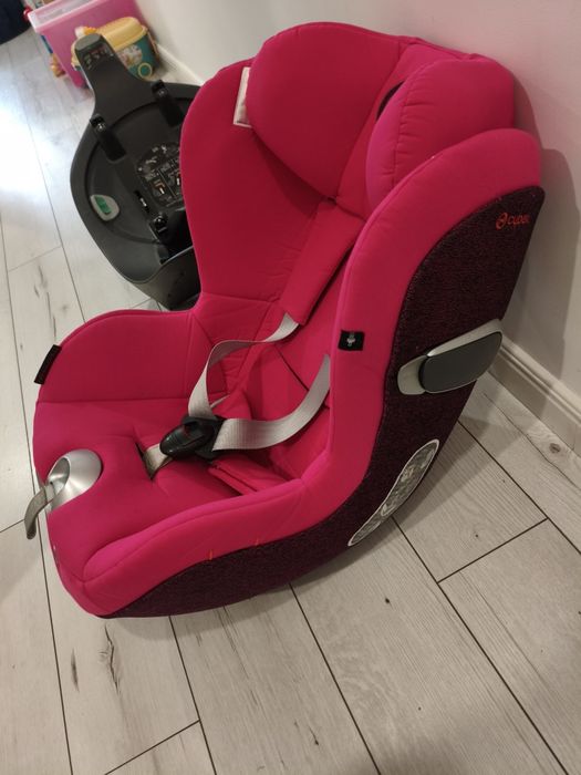 Fotelik samochodowy Cybex sirona z i-size wraz z bazą obrotową.