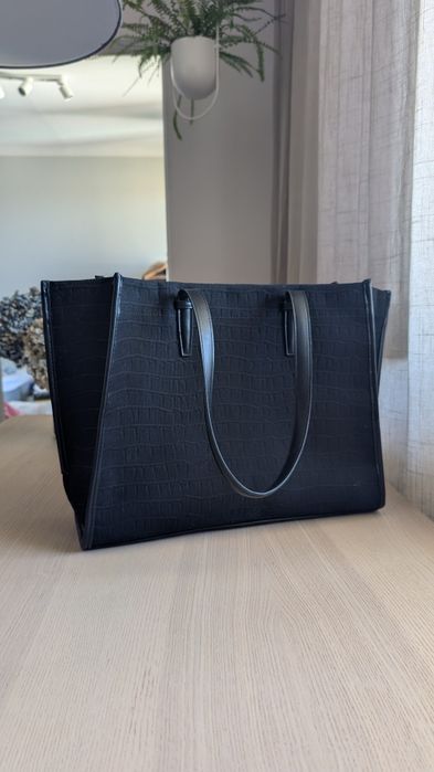 zara czarna duża torebka shopper z tłoczeniem