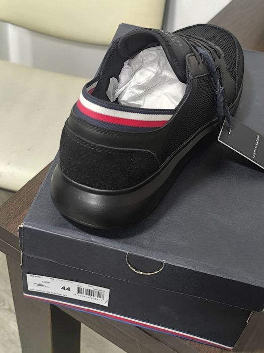 Tommy Hilfiger..