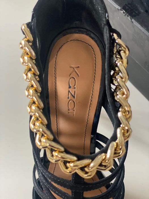 Czółenka Kazar z łańcuchem, skórzane