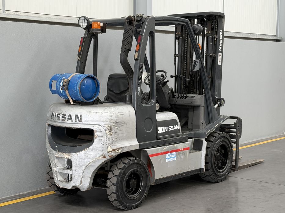 Empilhador Nissan 3000Kg - Gás