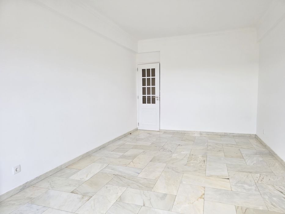 T2 Arrendamento-Queluz (estação) Ler anúncio até o Fim!