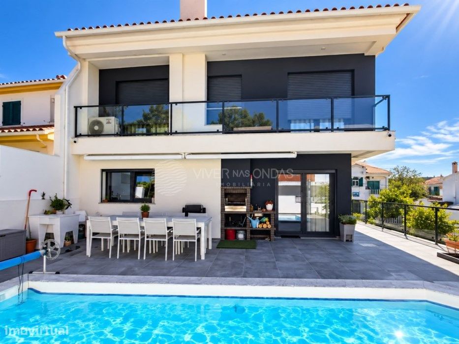 Moradia c/ Piscina Aquecida, Domótica e Garagem, na Sobreda - Almada.