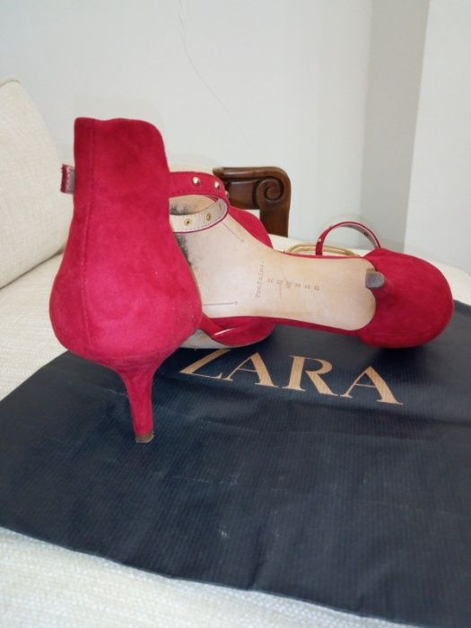Sapato encarnado ZARA
