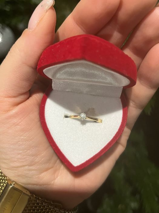 Pierścionek zaręczynowy Apart