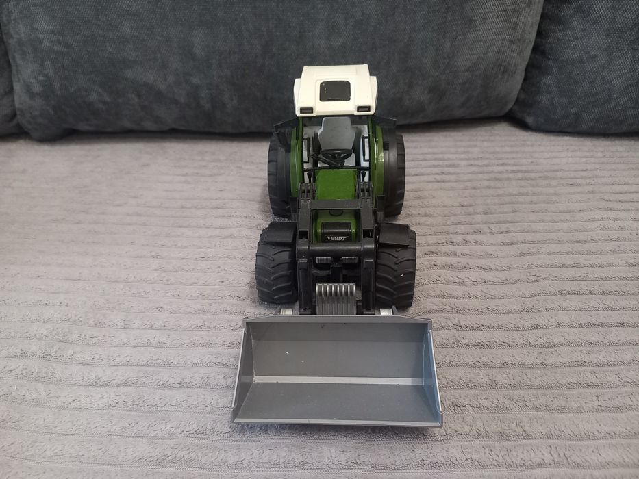 Трактор з ковшем Fendt від Bruder