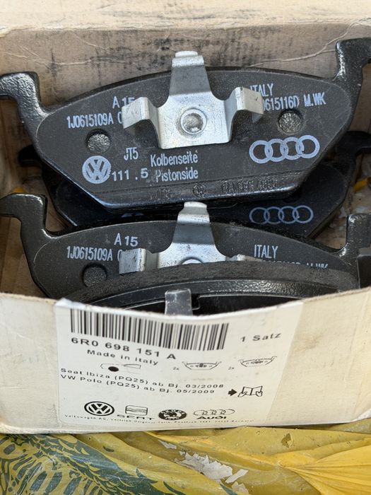 Гальмівні колодки,передні   6R0 698 151 A  (VAG)