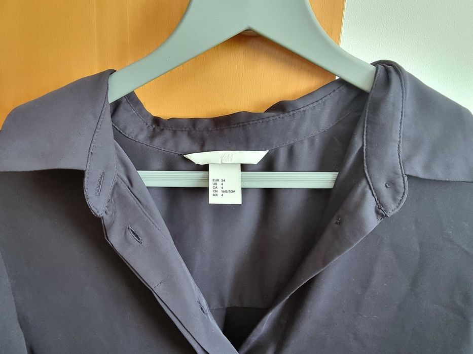 Camisa azul escura fluida H&M, tamanho 34