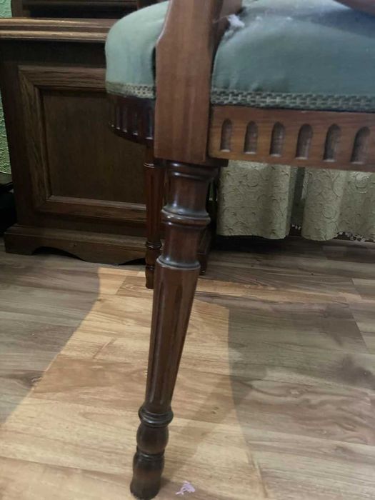 Крісло з породи дерева горіх антикварне