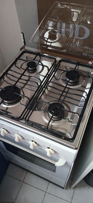 uma mesa de sala o cozinha de vidro