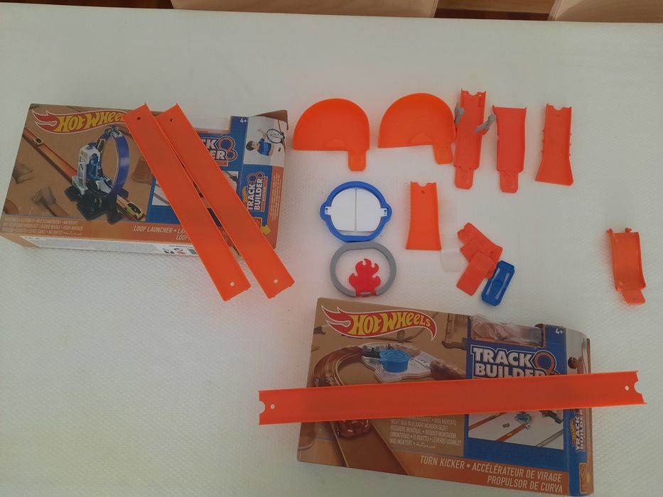 Várias pistas da Hot Wheels