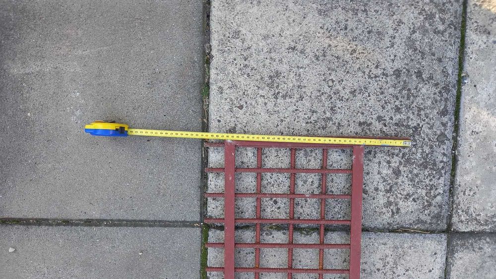Stalowy płotek uzupełniający ogrodzenie