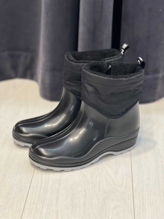Женские резиновые сапоги, утепленные, очень красивые