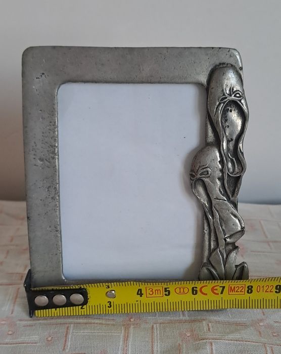 Moldura 
Estanho a 97%
Fabricante J. S. I. 
Feita em Portugal 
Anos 70