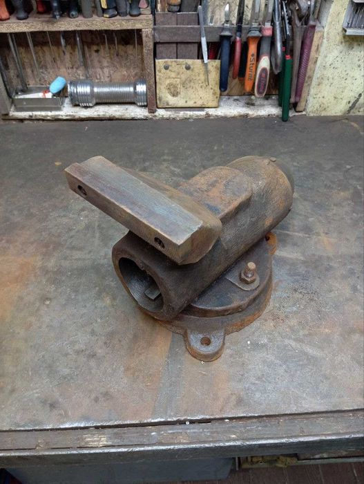 Часть от слесарных тисков тиски лещата тески слесарные
