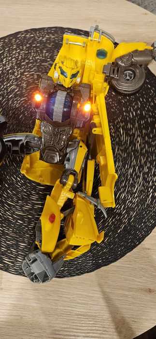 figurka Bumblebee z popularnej serii Transformers z 2011 r. Kolekcja