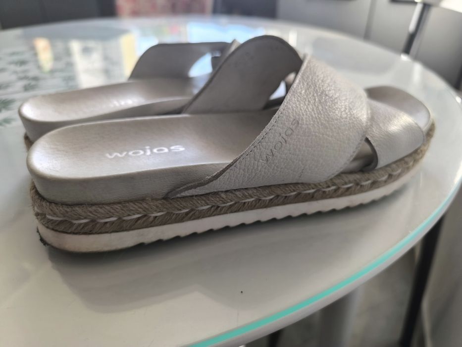 Skórzane białe klapki Wojas
