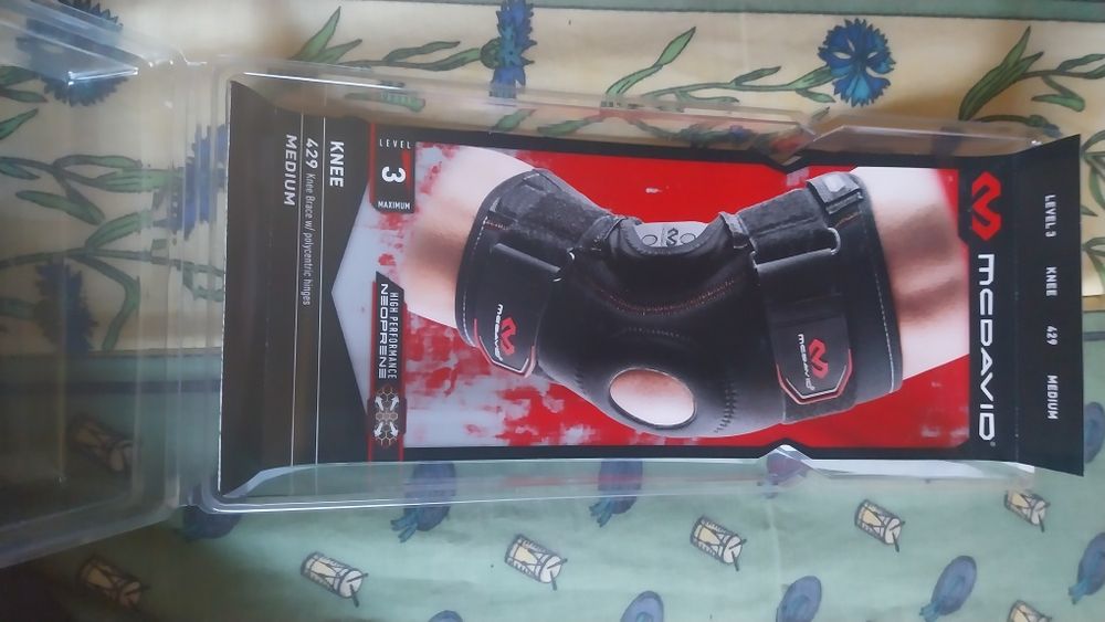 Joelheira elástica marca Mc David