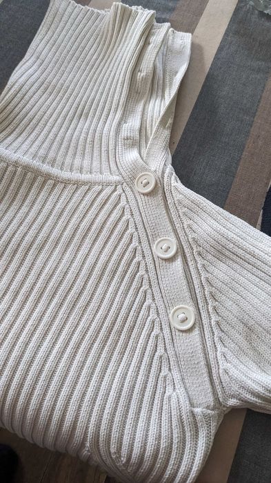 Biały gruby sweter, rozpinany golf, INTOWN