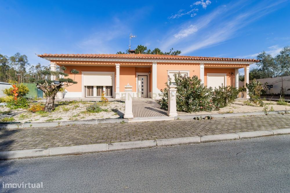 Moradia T3 Térrea com garagem e Jardim