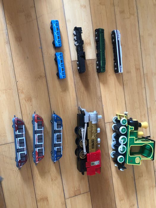 Паровози , ділячи іграшки