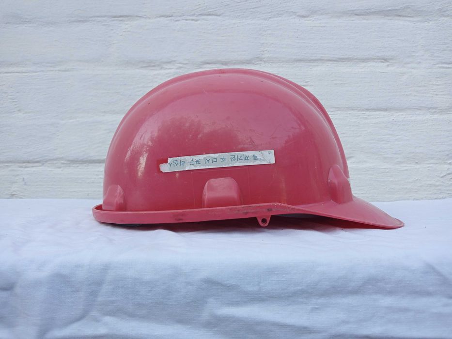 Будівелька каска з Японії. одягалась раз.