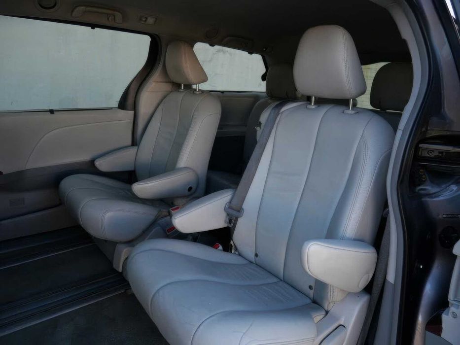 Toyota Sienna      2015