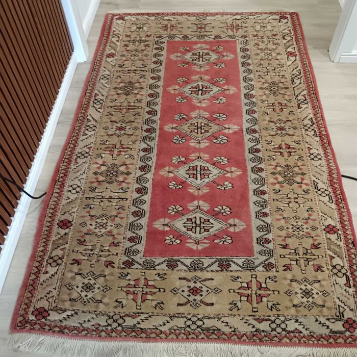 Carpete usada com tons em castanho