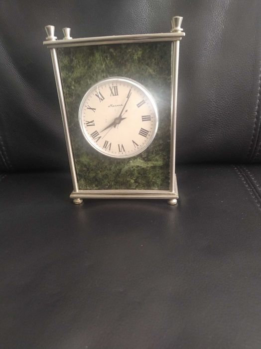 Relógio 8 dias, de secretária, em marmore verde italiano. Ano 1956.