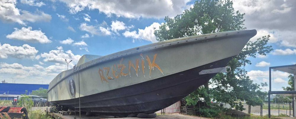 Duża łódź motorowa