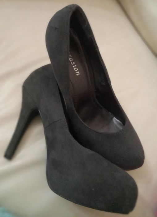 Vendo sapatos de salto alto de senhora n. 35.