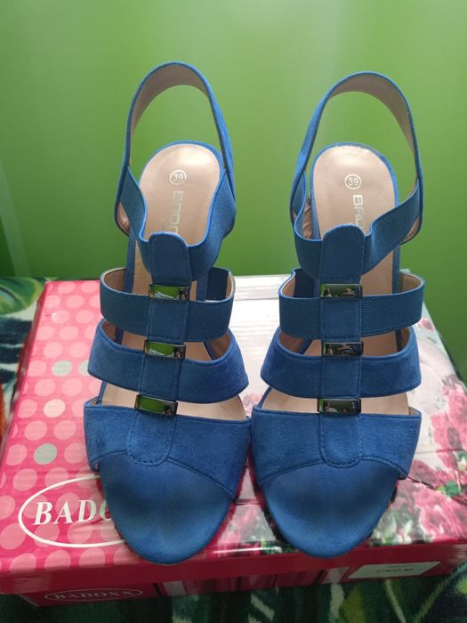 Sandały niebieskie na obcasie 39