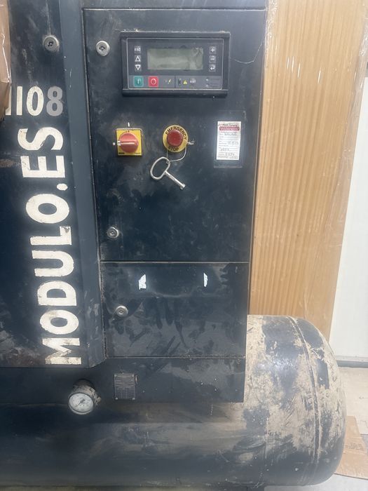Compressor com secador de ar e depósito