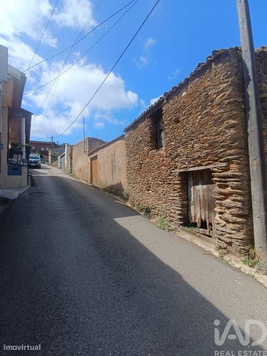 Moradia em gaveto em Ceira de 75,2 m2