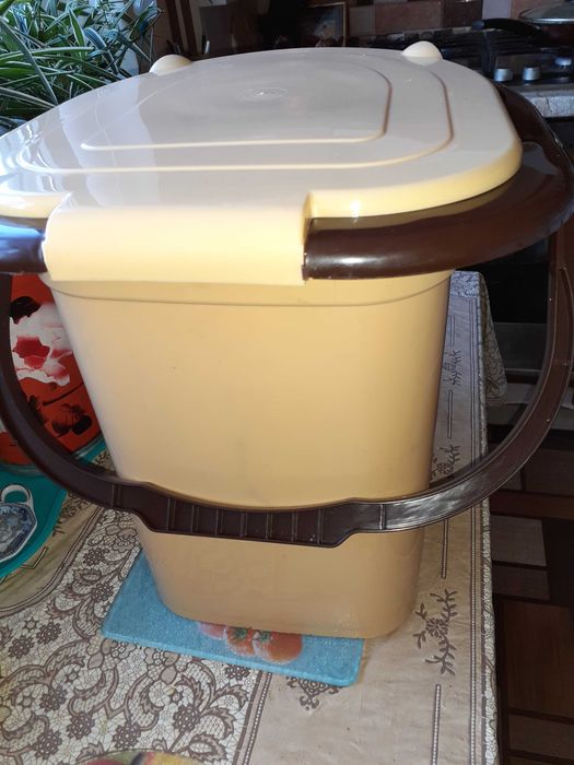 Відро-туалет пластикове.