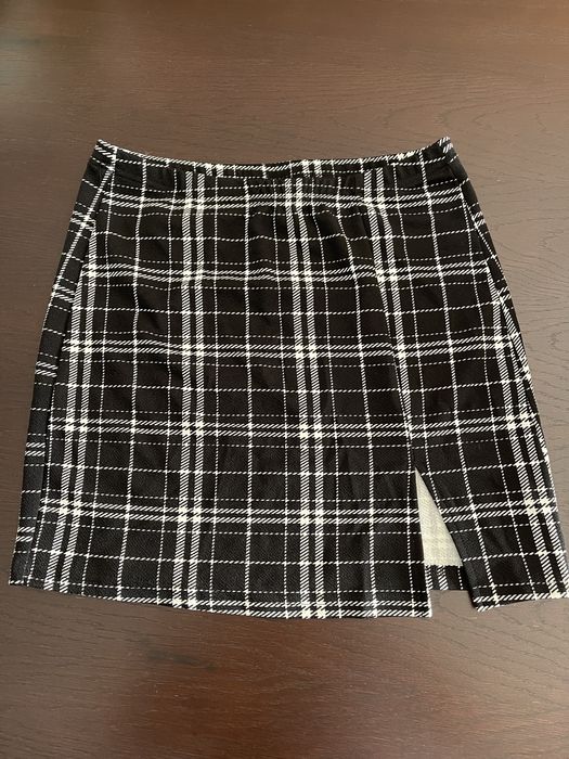 Saia shein preta e branca