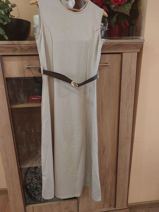 Beżowa sukienka wiskozowa z paskiem