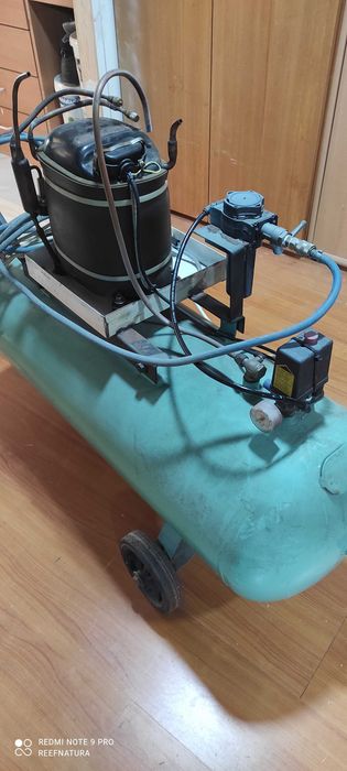 Depósito de ar comprimido com motor de ar condicionado