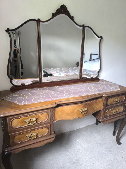 Pechiche antigo em muito bom estado com banquinho e duas mesas de cabeceira do mesmo estilo